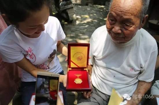 老兵聽(tīng)不到我們?cè)谡f(shuō)什么，今年98了。