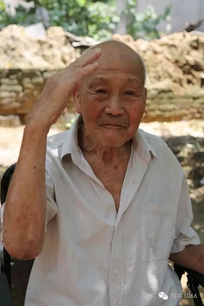 老兵身子骨不行了，九十多歲了……也許軍禮不那么標(biāo)準(zhǔn)了，但是這一幕還是感動(dòng)到了我們……