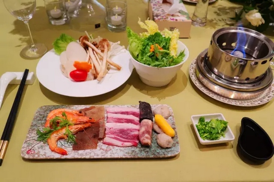 精致的小火鍋，用的是綠色燃料——乙醇。