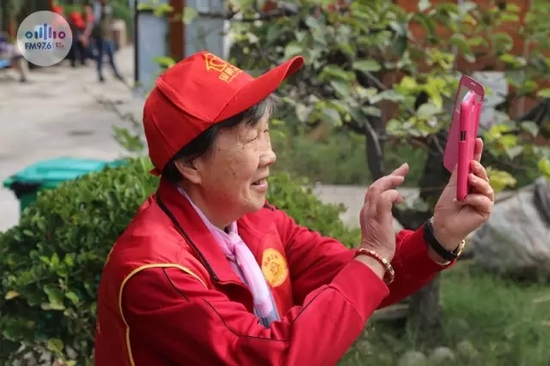 爺爺奶奶叔叔阿姨被盛運莊園的景致吸引，紛紛拍照留影