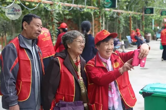 爺爺奶奶叔叔阿姨被盛運莊園的景致吸引，紛紛拍照留影