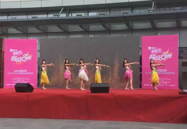 伴隨著舞蹈演員們的開場，比賽在上午10點半正式拉開序幕