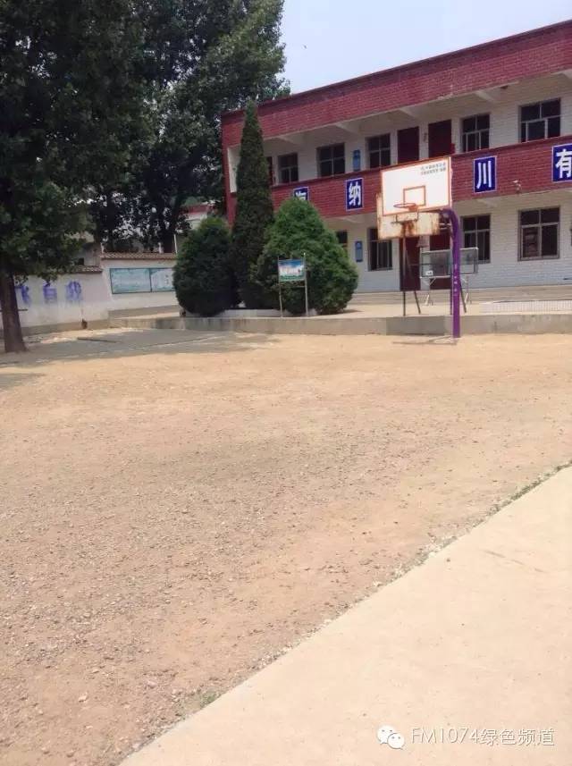 學(xué)校面積不大，只有一棟教學(xué)樓。