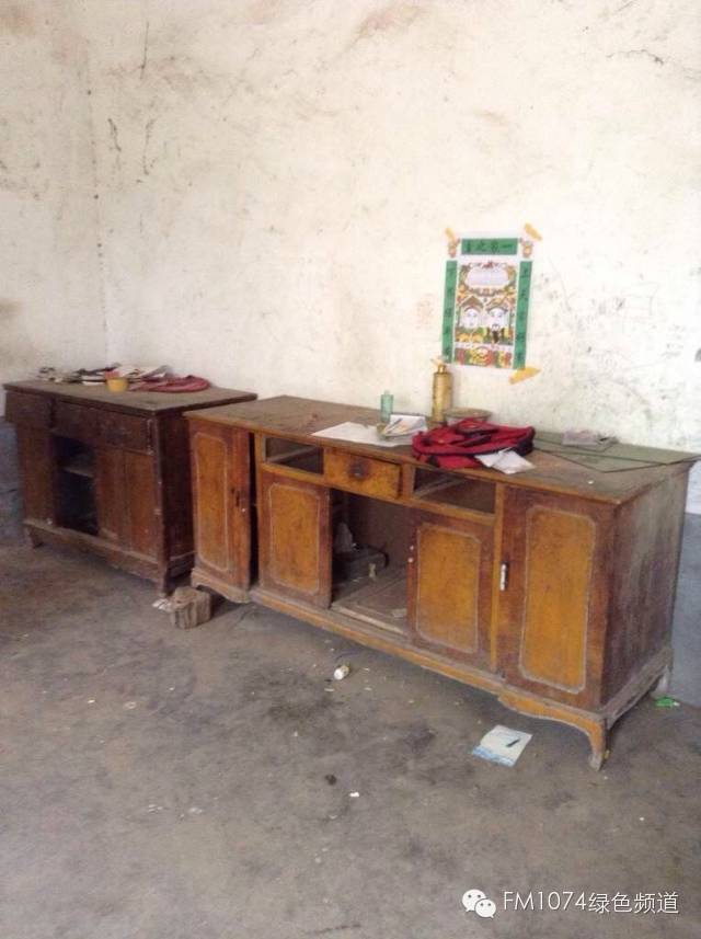 走訪另一個貧困家庭，進(jìn)去之后才知道什么是真正的一貧如洗、家徒四壁。