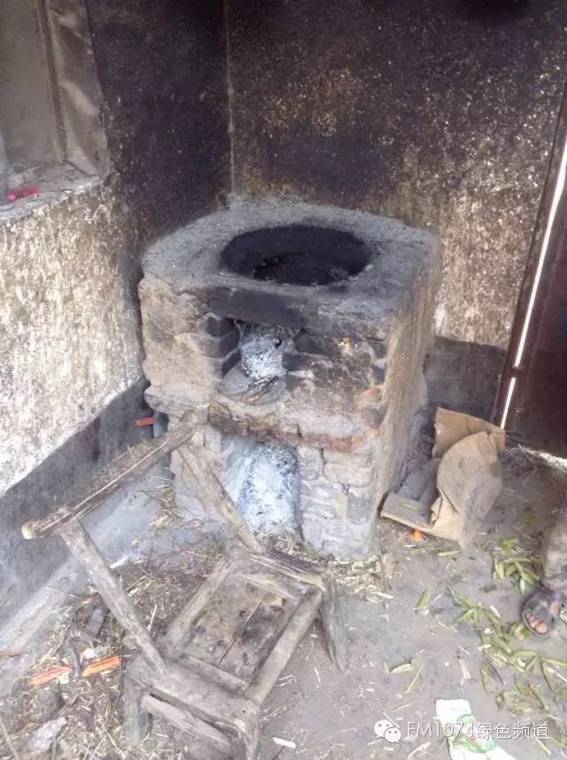 走訪另一個貧困家庭，進(jìn)去之后才知道什么是真正的一貧如洗、家徒四壁。