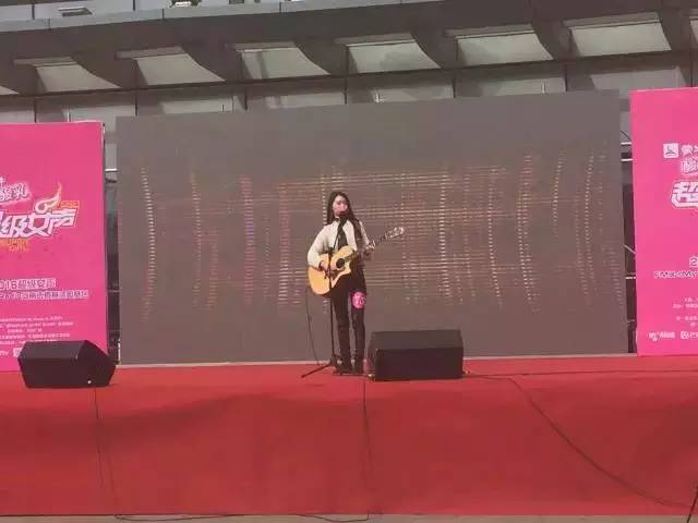 第一位自彈自唱的女生，魅力無法阻擋！