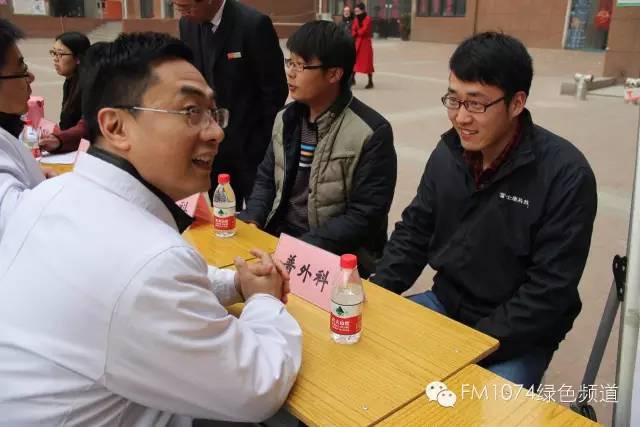 看這位小伙兒，跟我們的醫(yī)生都聊嗨了……