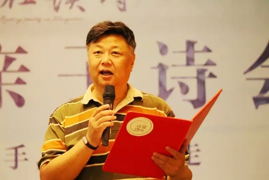 第一個(gè)節(jié)目便是重磅，大象融媒·欣欣象融網(wǎng)絡(luò)科技公司董事長(zhǎng)魏峰帶來沈浩波的作品《在夏天時(shí)想起秋天》