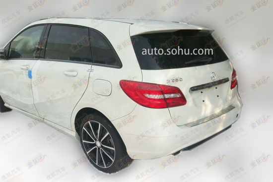 全新奔馳B260無(wú)偽諜照