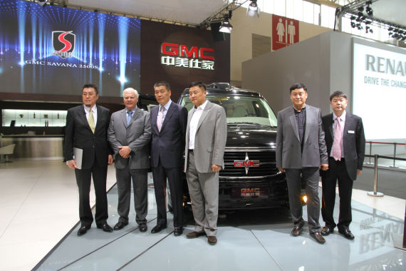 北京國際車展上，全新GMC S系列頂級商務(wù)車在亞太區(qū)首發(fā)。圖為企業(yè)領(lǐng)導(dǎo)與新車合影。