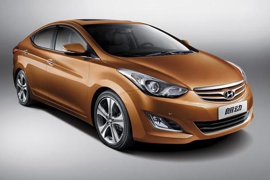 　　北京現(xiàn)代朗動分別搭載1.6L和1.8L兩種發(fā)動機，共7款車型?！傲黧w雕塑”設(shè)計理念持身的朗動看上