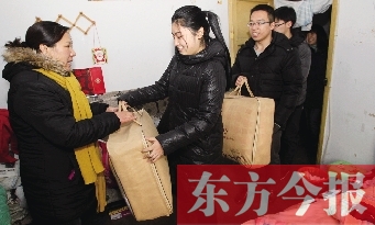 昨天下午，多位東方今報(bào)愛心讀者前往鄭州市困難戶家中贈(zèng)送棉被