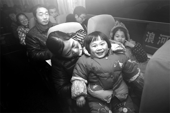 坐上愛心大巴，乘客滿臉喜悅