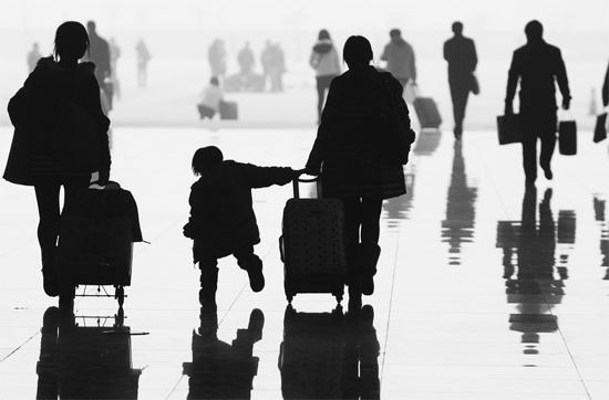 昨日，鄭州東站，一名孩子拉著媽媽和包裹快樂地奔走在春運的途中