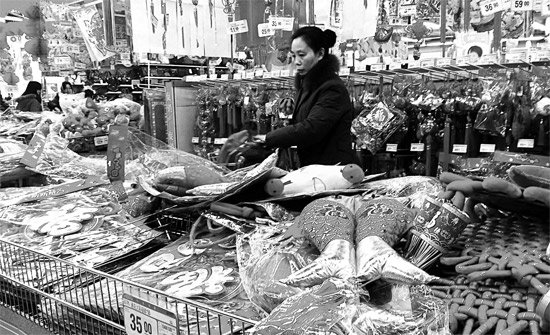 超市里，和春節(jié)相關(guān)的商品被擺放到了十分顯眼的位置