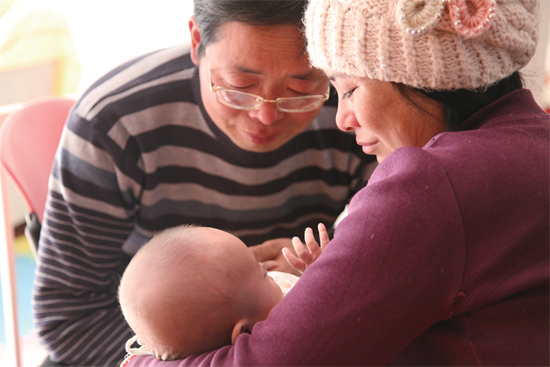 在“魯冰花舍”，李俊峰夫婦就這樣抱著奇奇看了好久