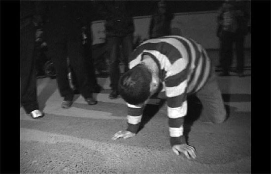 昨日凌晨，鄭州市化工路西段，渾身酒氣的男子出盡洋相