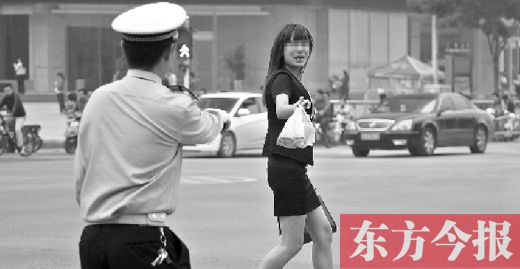 一名女子闖紅燈，并且躲避交警的處罰