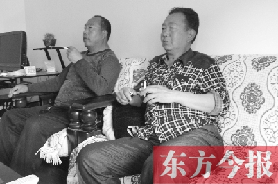 吳四輩和張年學(xué)在家聊天，談?wù)撋稌r候能去上班