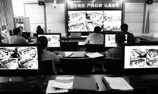 2013年高考首日，鄭州市國(guó)家考試考務(wù)指揮中心內(nèi)，工作人員通過(guò)監(jiān)控器遠(yuǎn)程監(jiān)考