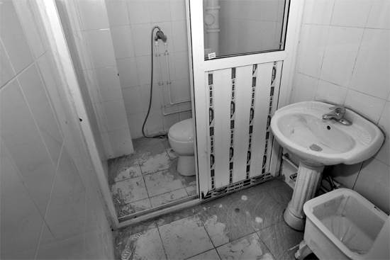 不僅周邊設施齊全，鄭州公租房室內設施也齊全。圖為剛安裝好的衛(wèi)浴設施