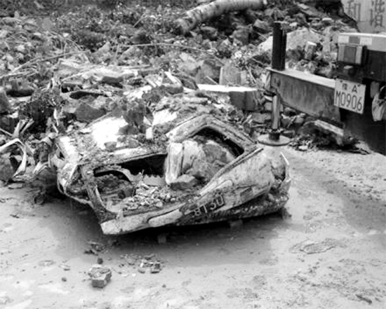 7月2日，新密市區(qū)，暴雨沖倒圍墻，一輛汽車被砸成“鐵餅”