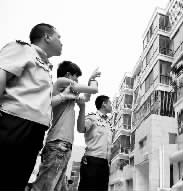 李磊（化名）在指認現(xiàn)場