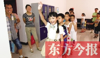 成長訓練營面試在東方今報發(fā)行中心舉行。圖為面試現(xiàn)場