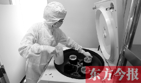 鄭州一專門儲存臍帶血的機構，專業(yè)人員正在把臍帶血存放在儲藏箱里