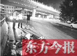 昨日凌晨3時(shí)，鄭州市區(qū)河醫(yī)立交橋下，交警在勘察現(xiàn)場(chǎng)