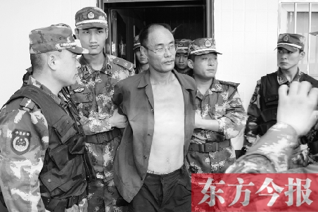 7月27日13時50分許，駐馬店市西平縣的“7·25”連環(huán)殺人案犯罪嫌疑人丁金華（左三）在禹州落網(wǎng)