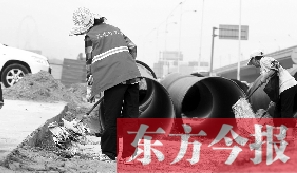 鄭州市鄭東新區(qū)，烈日下工作的環(huán)衛(wèi)工