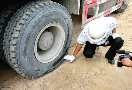 8月3日，棉紡路與六廠前街交叉口附近一輛水泥罐車突然爆胎，路邊一輛電動車被沖擊波震翻報廢