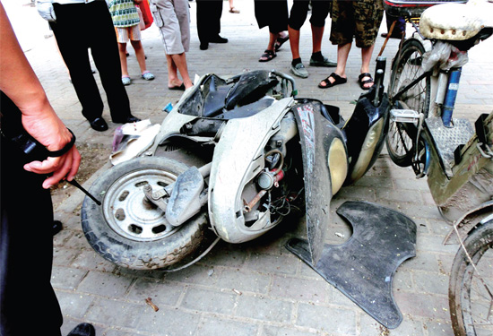 8月3日，棉紡路與六廠前街交叉口附近一輛水泥罐車突然爆胎，路邊一輛電動車被沖擊波震翻報廢