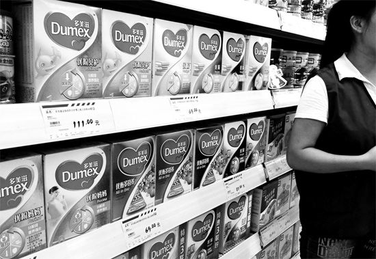 5日，鄭州一家超市內(nèi)，多美滋其他階段奶粉仍在售，但無人問津