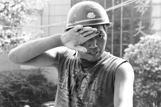 昨日，濟(jì)源市市政工人王紅旗在揮汗工作