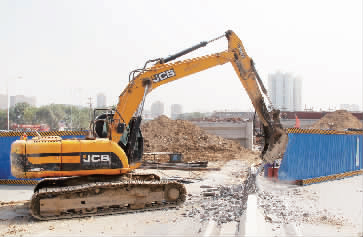 南陽路、北環(huán)快速路立交橋?qū)⑦M(jìn)行封閉施工，圖為工人正在拆除隔離欄