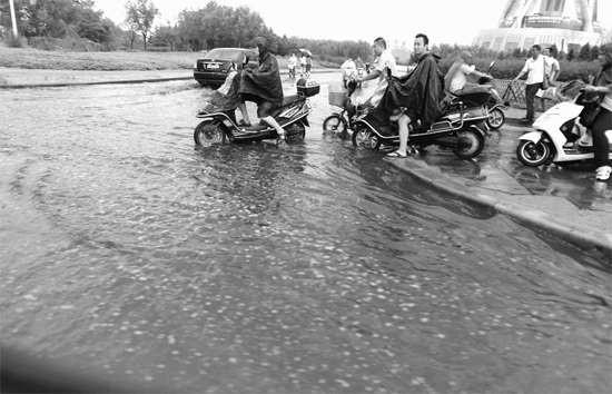 8月7日，鄭州一場暴雨，鄭州多處干道被淹，市民行路如過河