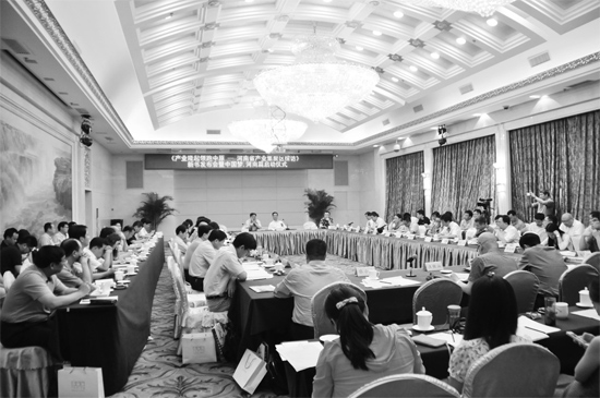 產(chǎn)業(yè)集聚區(qū)會(huì)議現(xiàn)場(chǎng)，各位專(zhuān)家學(xué)者對(duì)河南產(chǎn)業(yè)集聚區(qū)的發(fā)展建言獻(xiàn)策