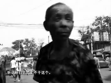 視頻中的男子面對鏡頭發(fā)泄心中的不滿：不合理，明擺著剝削人