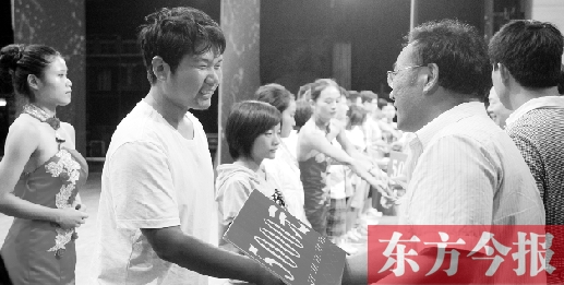 8月25日，河南電視臺8號演播廳，寒門學(xué)子每人拿到了5000元助學(xué)金