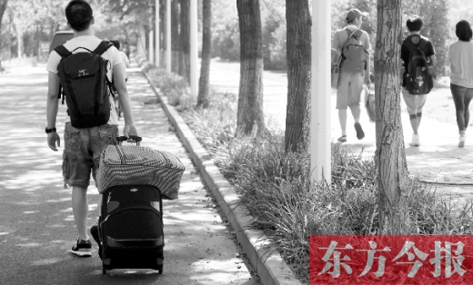 滿載著家人的希望，沿著學(xué)校的路標(biāo)，鄭州大學(xué)新生入學(xué)了，一位新生自己帶著行李來報(bào)到