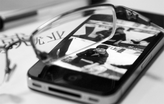 9月9日，鄭州河醫(yī)立交橋上， 一小伙兒因找不到工作輕生被救下的微博在網(wǎng)上熱傳，小伙兒的舉動讓人唏噓