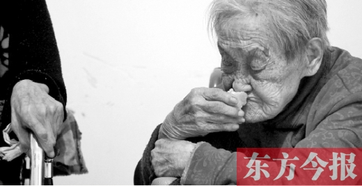 在鄭州惠濟區(qū)紅樹林老年療養(yǎng)院內，一位老人在吃蛋糕