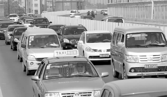 上午11點(diǎn)，鄭州市京廣快速路由北向南的路段已經(jīng)開始擁堵，要是早晚高峰，更是堵得走不成