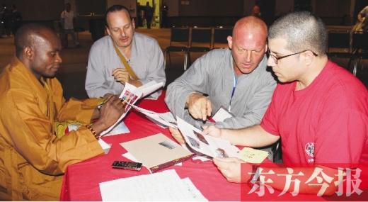 研討會(huì)現(xiàn)場(chǎng)，少林洋弟子熱議東方今報(bào)報(bào)道《大爭(zhēng)之寺》