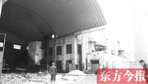 黃委會(huì)燃煤鍋爐房里幾臺(tái)機(jī)器正“整裝待發(fā)”，大煙囪拆除難