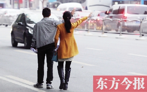 昨日下午5時(shí)30分，鄭州市花園路口公交站，一對(duì)青年正焦急等車