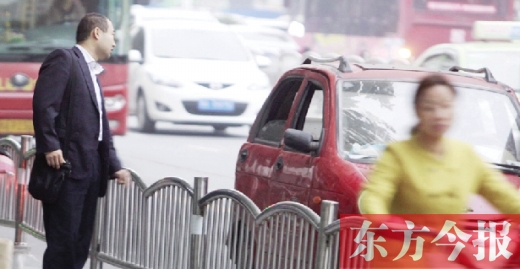 昨日下午5點40分，一男子久久未等到出租車，一輛“黑三輪”車主便和他搭訕