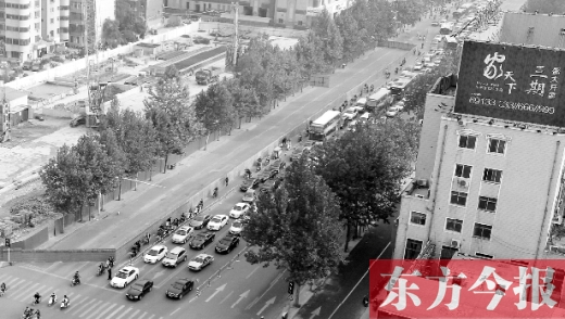 圍擋設(shè)置首日，人們騎車緩慢通行